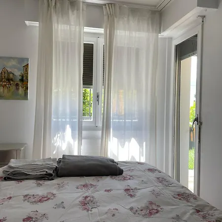 Side/fire Place/garden/freeparking/45m2 Apartament